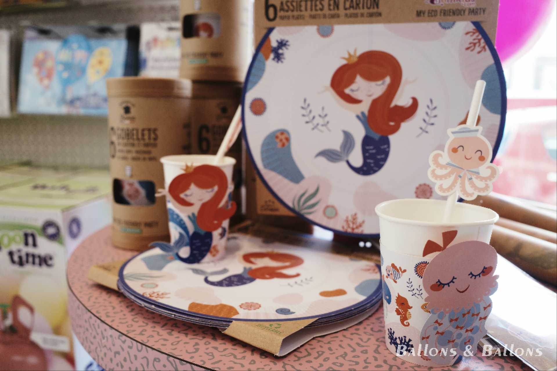 Ein Tisch mit Unterwasser-Motiven und Geburtstagsteller, Tischdekoration einer niedlichen kleinen Meerjungfrau-Party.