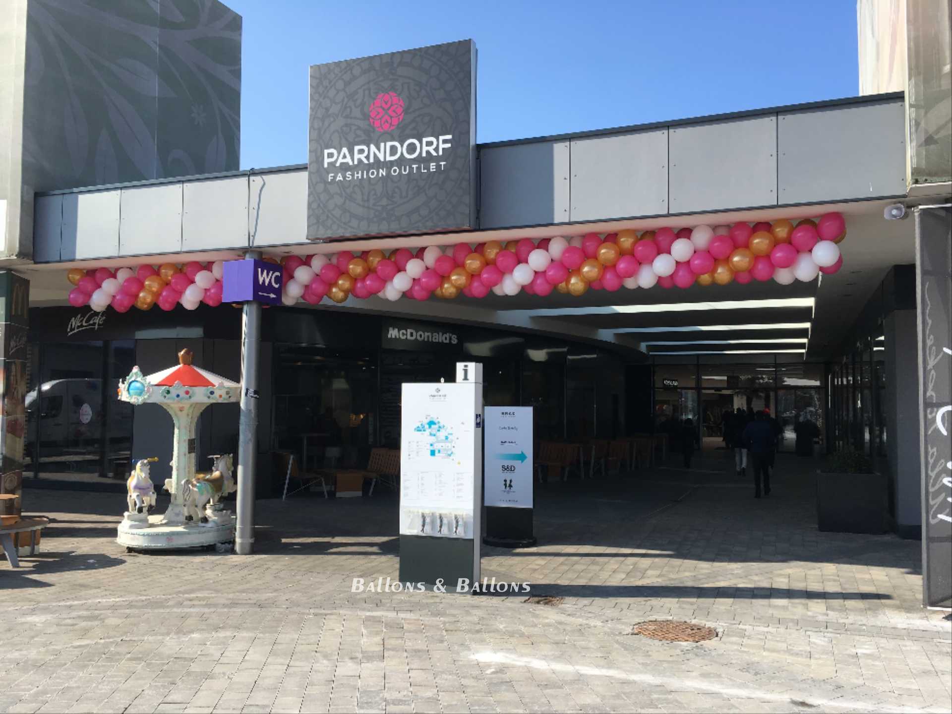 Ein farbenfrohes Einkaufszentrum mit Ballons von der Decke in Wien