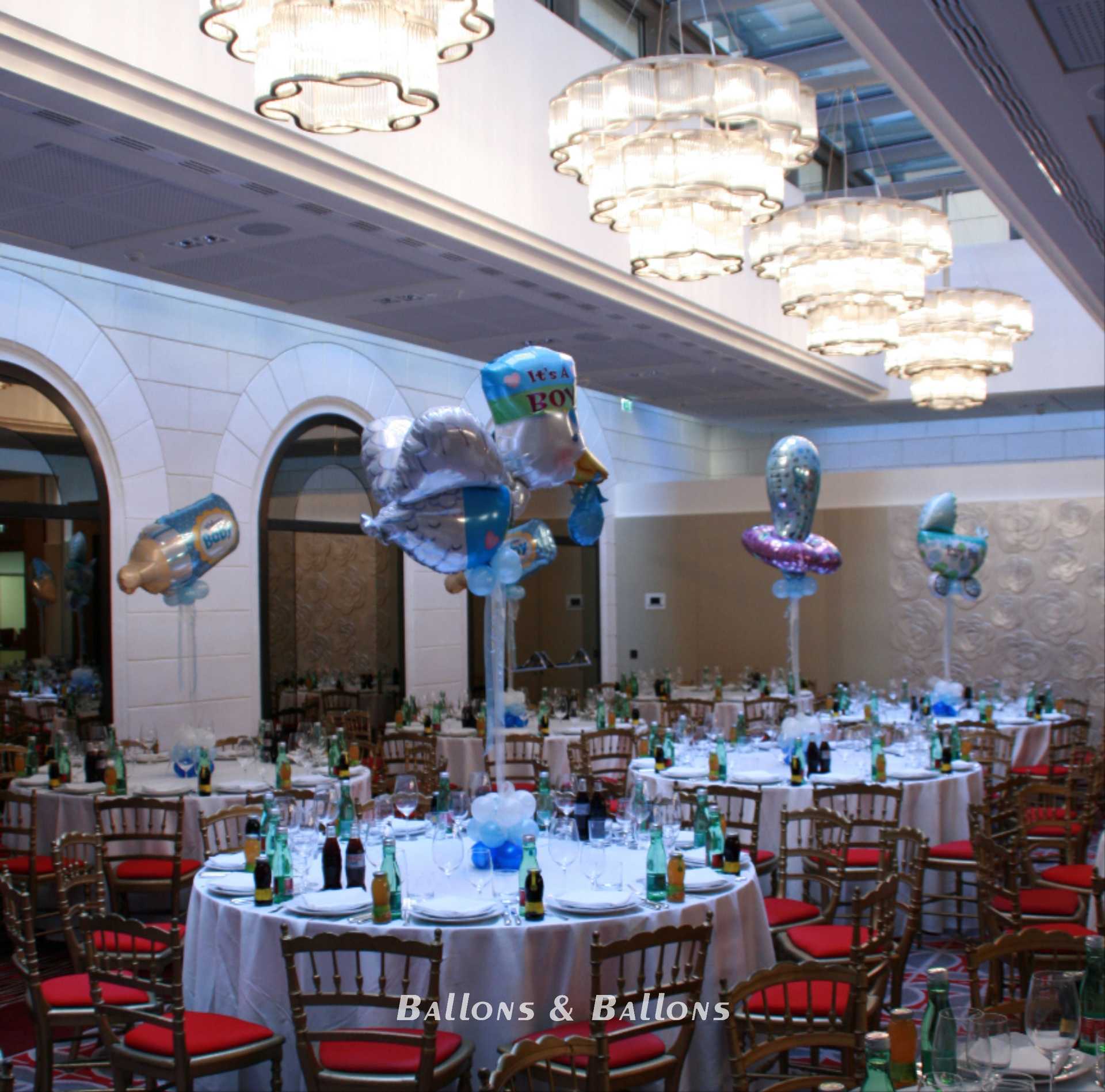 Der Speisesaal eines Hotels mit vielen Tischen und Stühlen.