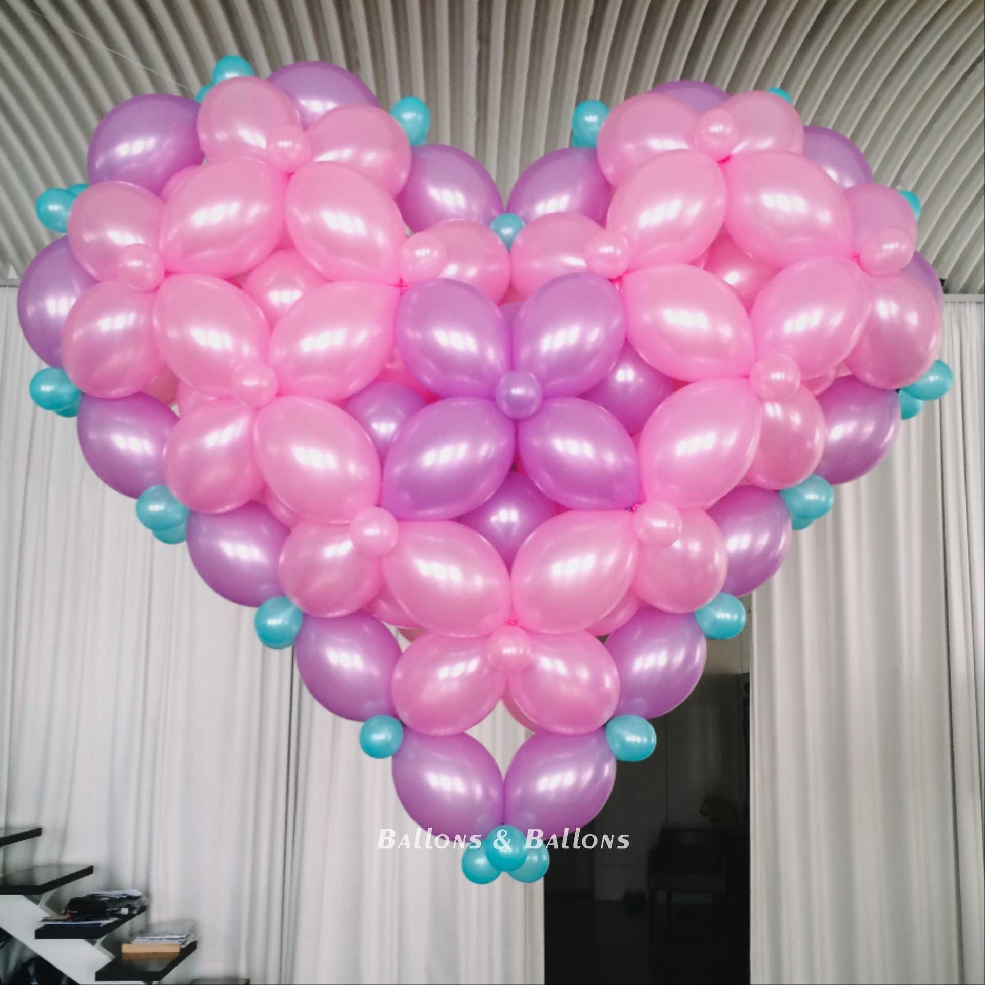 Ein Herzballonarrangement in einem Wohnzimmer.