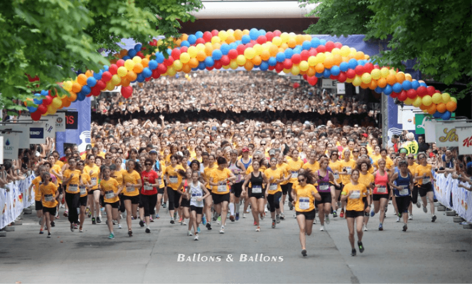 Eine Menschenmenge vor einer Bühne in Wien