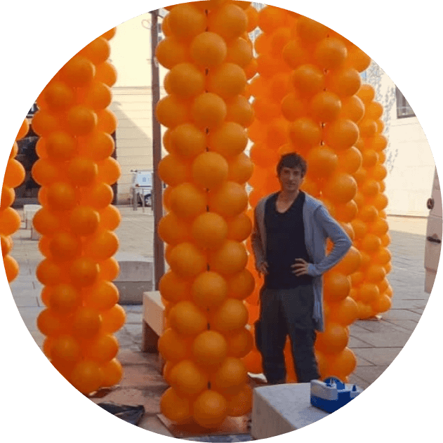 Mann steht neben vielen gelben Ballons in Wien