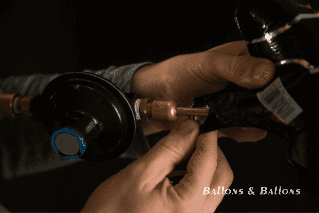 Jemand versucht, mit einer Zange ein Ventil zu öffnen in Wien.