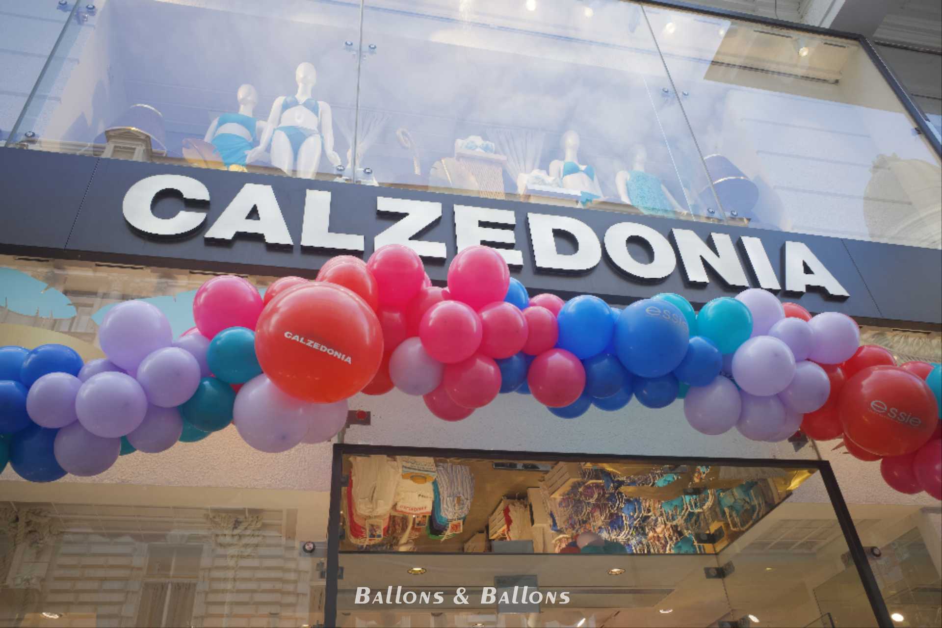 Ballon-Schmetterlinge hängen an einem Gebäudeschild in Wien.