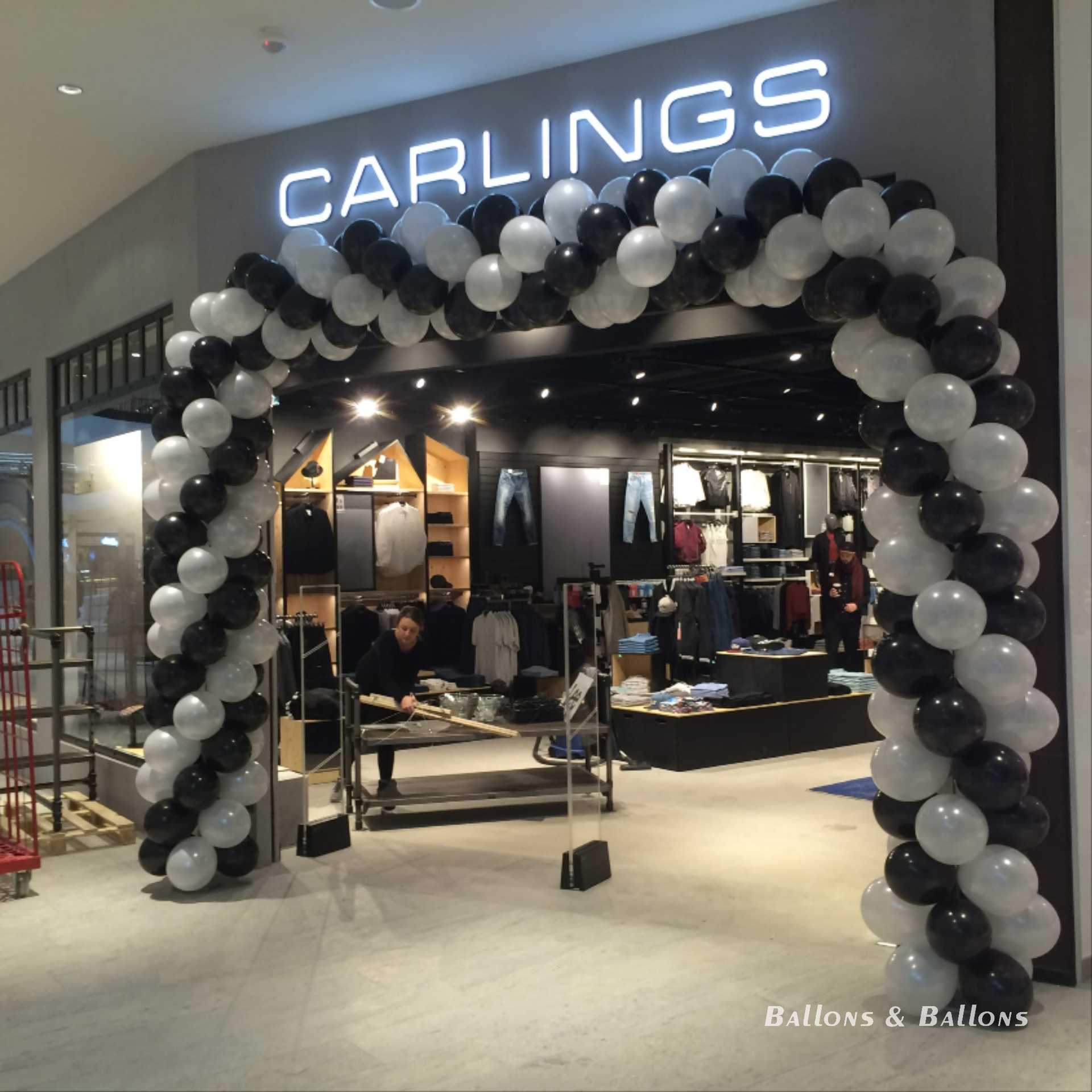 Eine Person steht vor einem Ballonbogen in Wien.