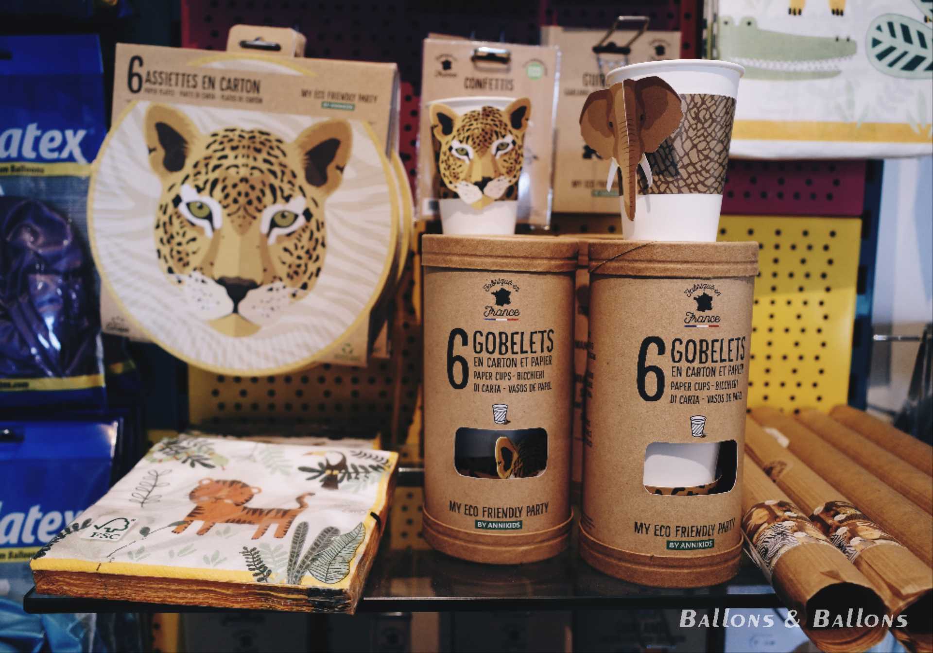 Ein Regal mit verschiedenen Papier- und Accessoire-Produkten für eine Babyparty.