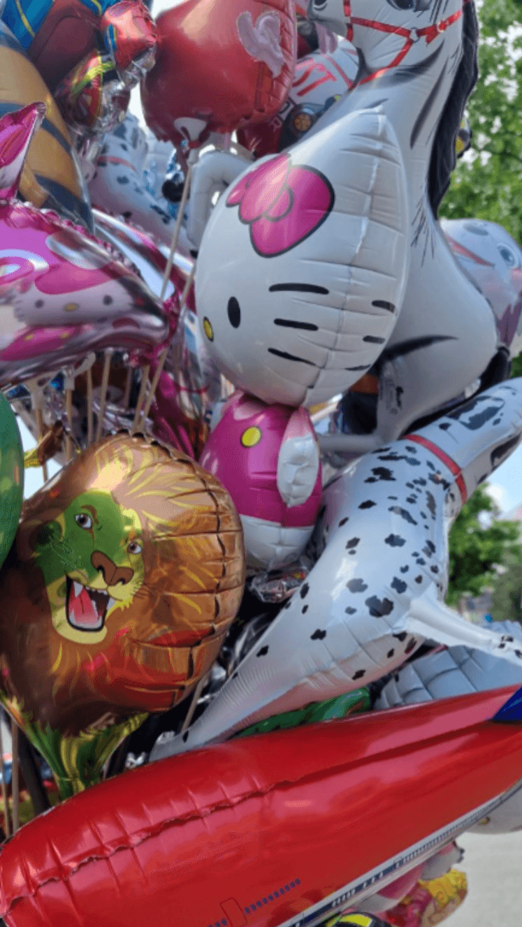 Bunte Ballons in Wien, gehalten von einer Person