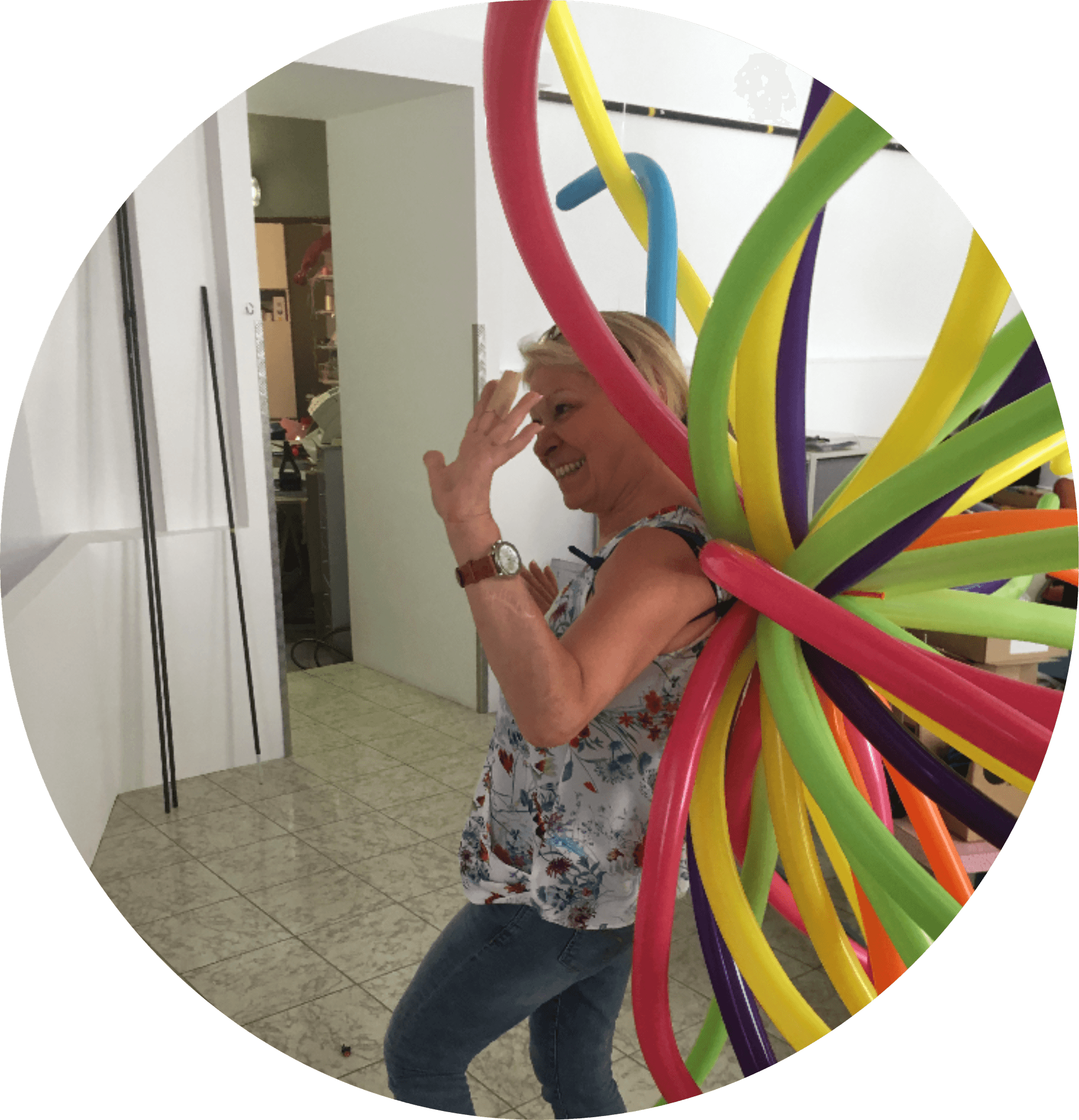 Frau steht auf einer Plattform mit weißen Ballons in Wien