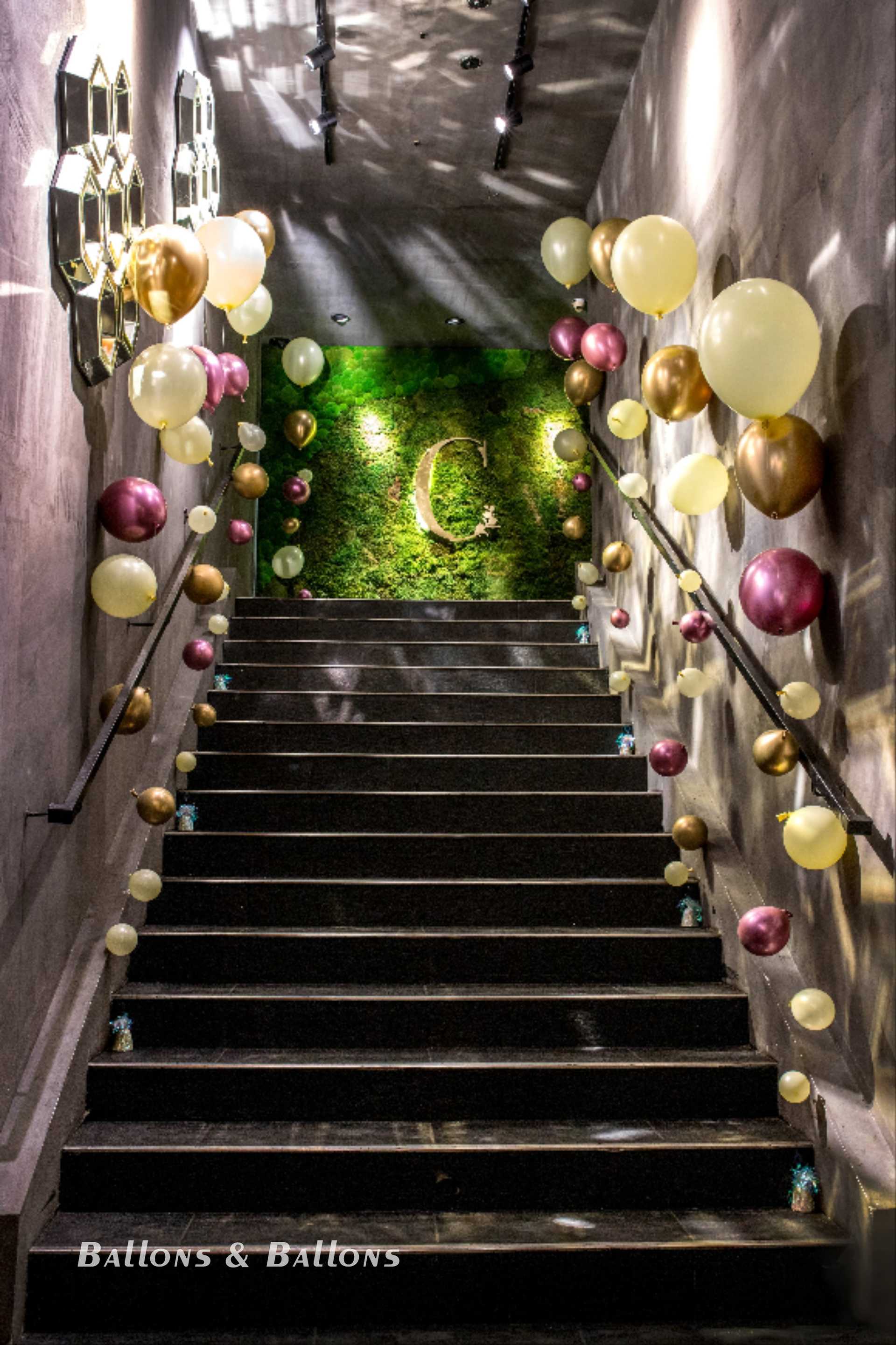 Ballons und grünes Licht auf einer Treppe in Wien.