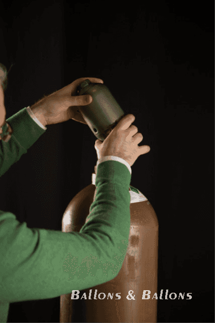 Eine Person passt das Ventil an einen zylindrischen Gegenstand an in Wien.