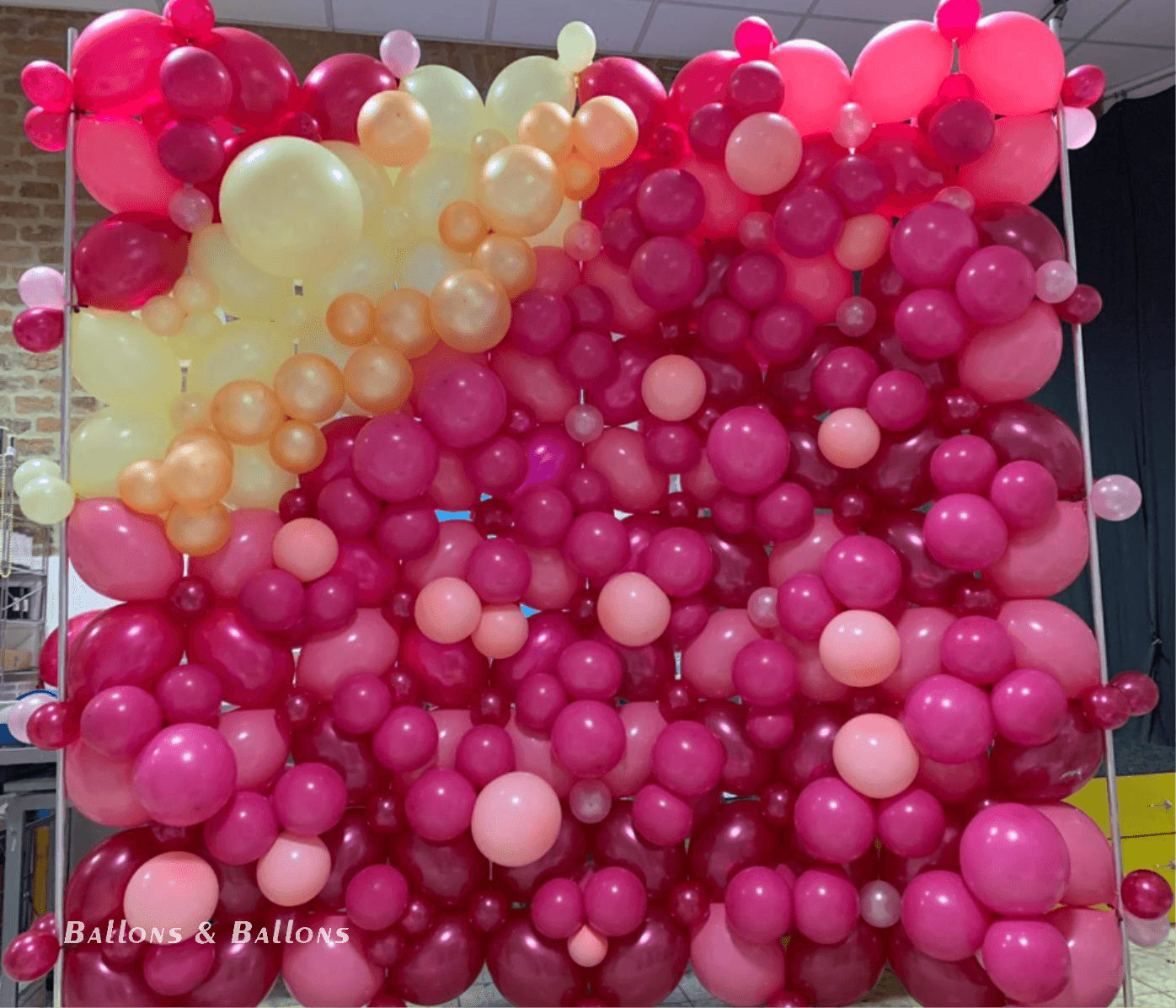 Ein riesiges Ballon-100-Schild auf einer Bühne in Wien