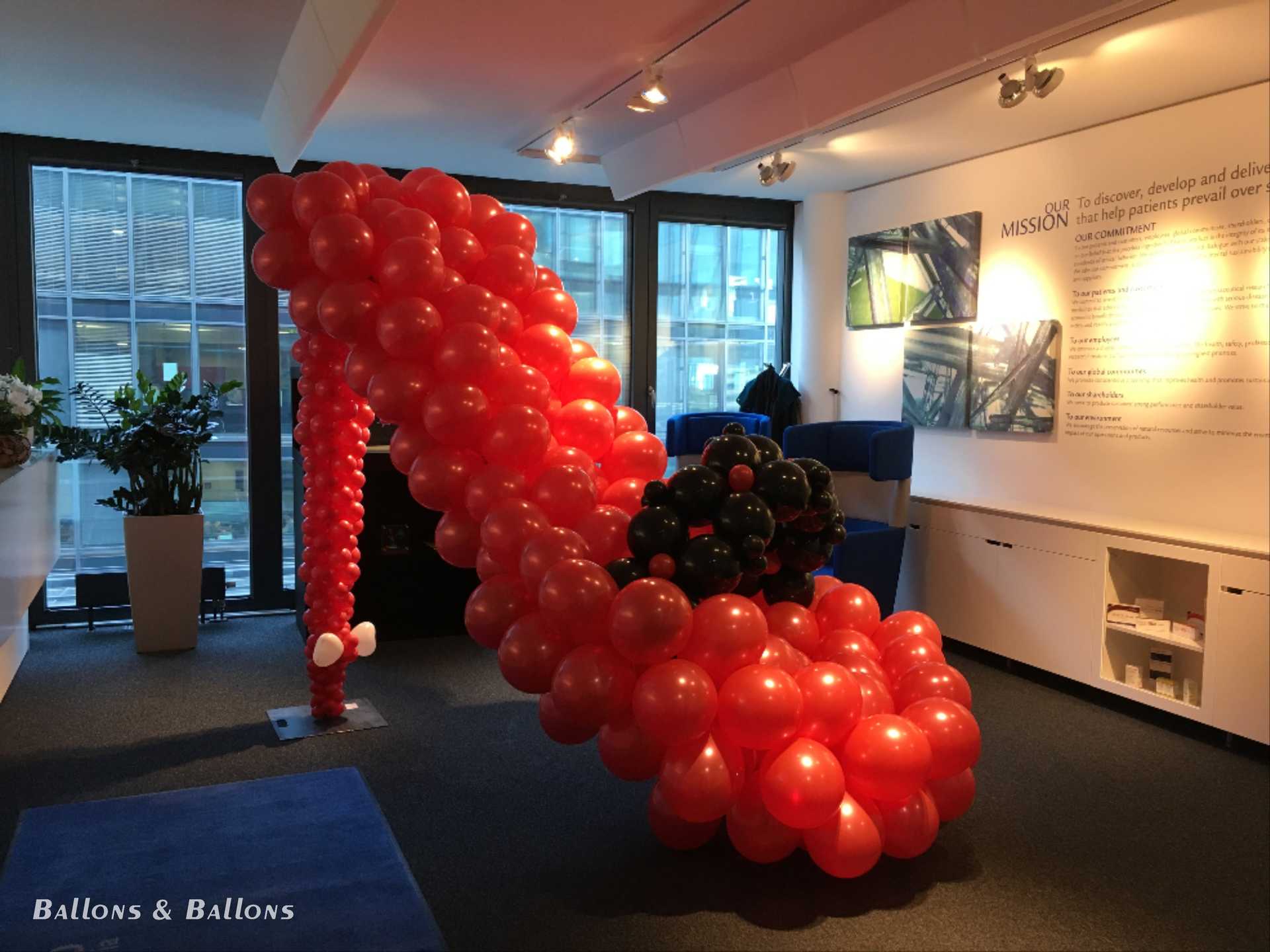 Eine Ballon-Skulptur neben einem Fenster in Wien.