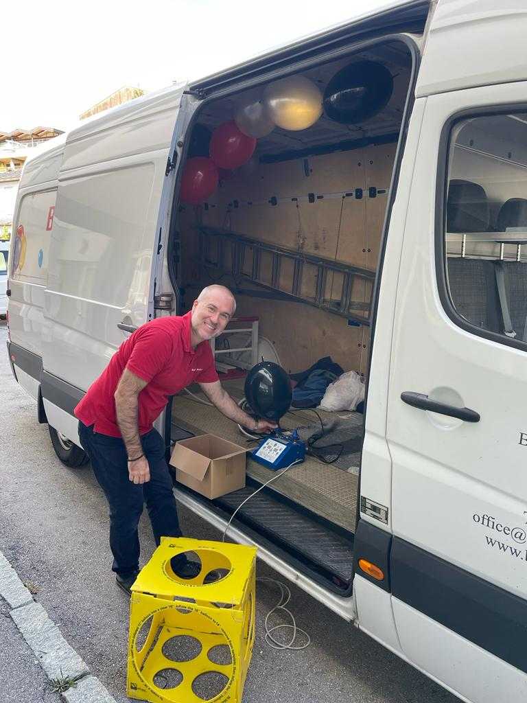 Mann steht neben einem Lieferwagen in Wien