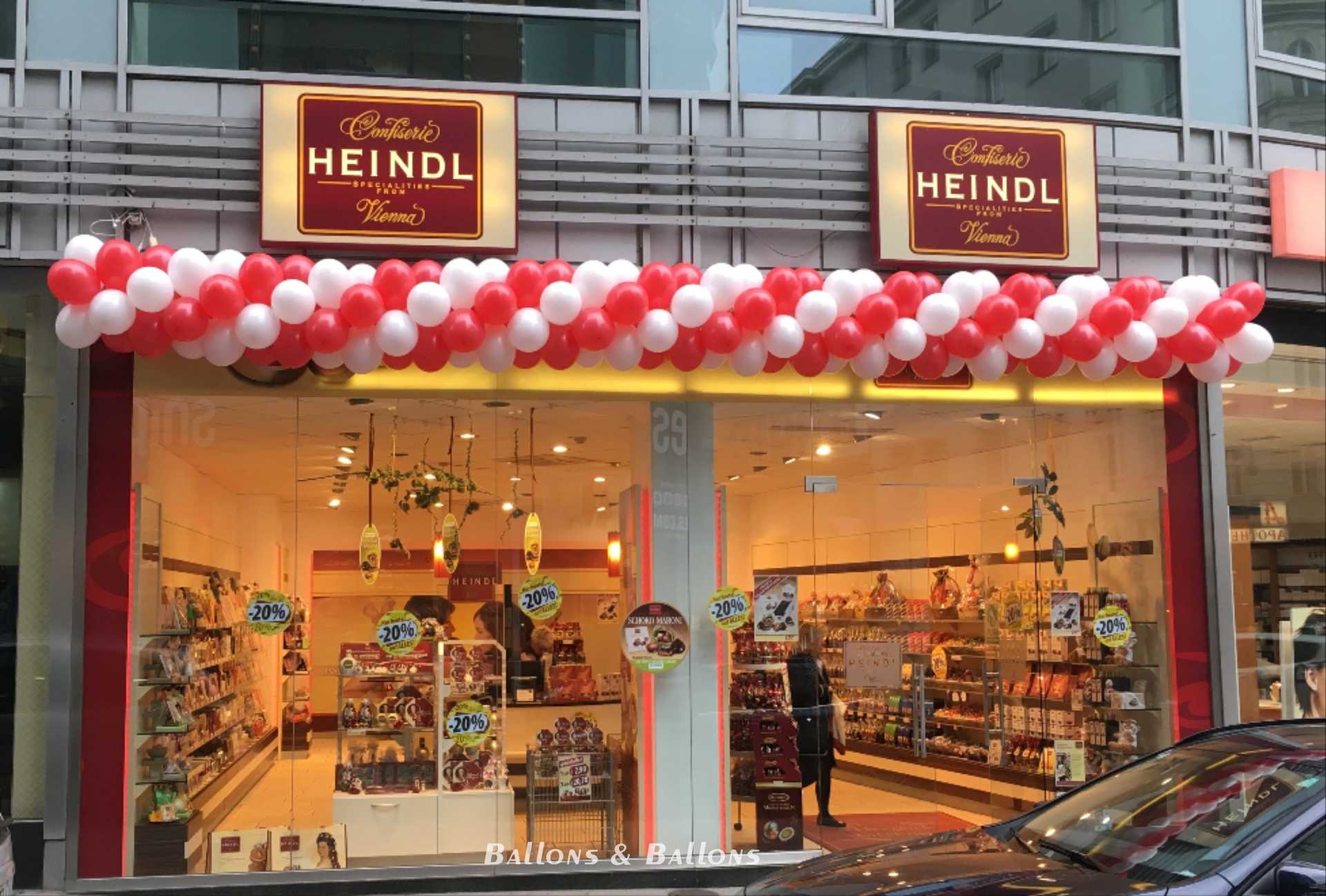 Ein Geschäft in Wien mit vielen Ballons darin.