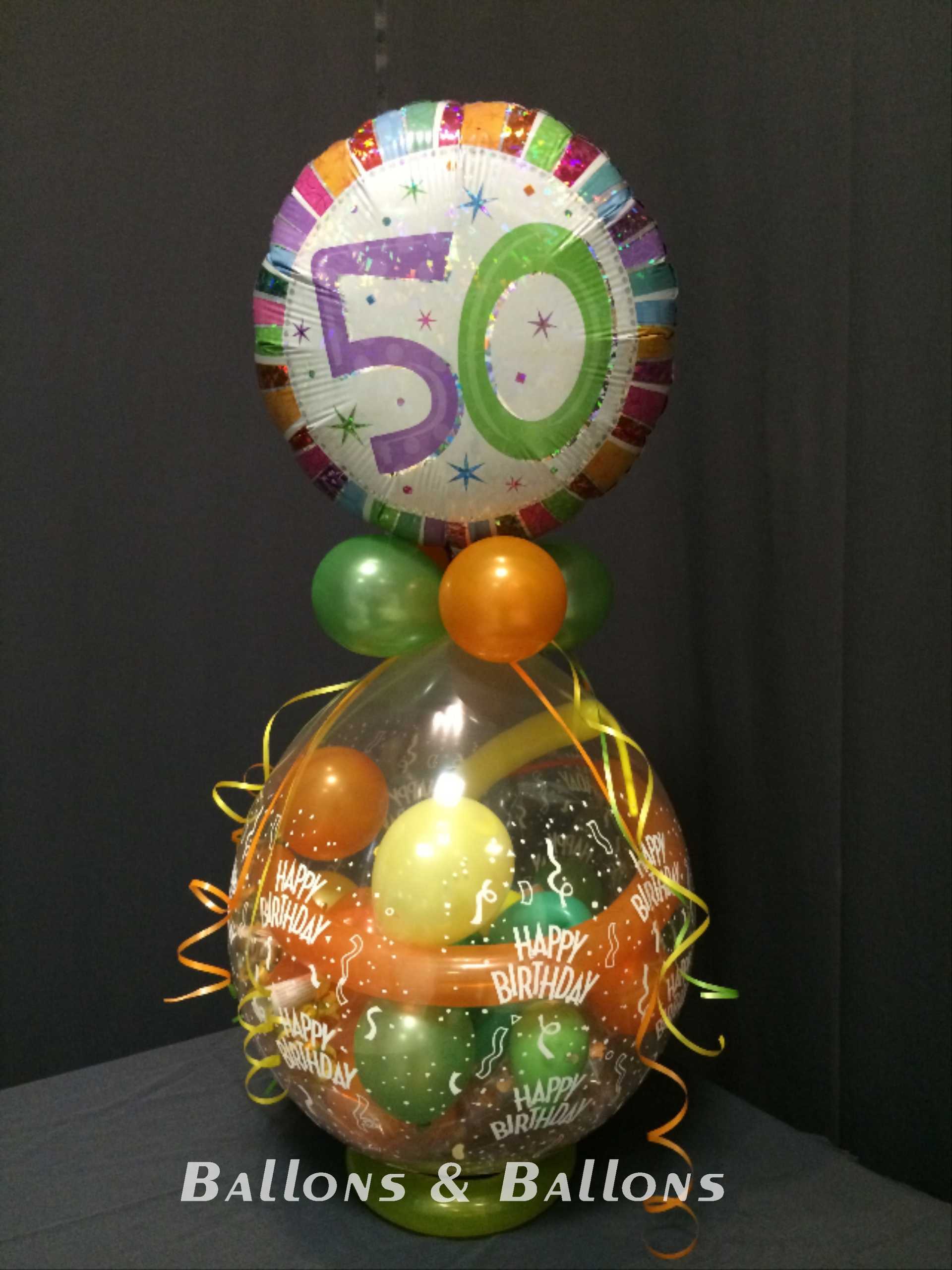 Ein Ballonstrauß mit der Zahl 50.