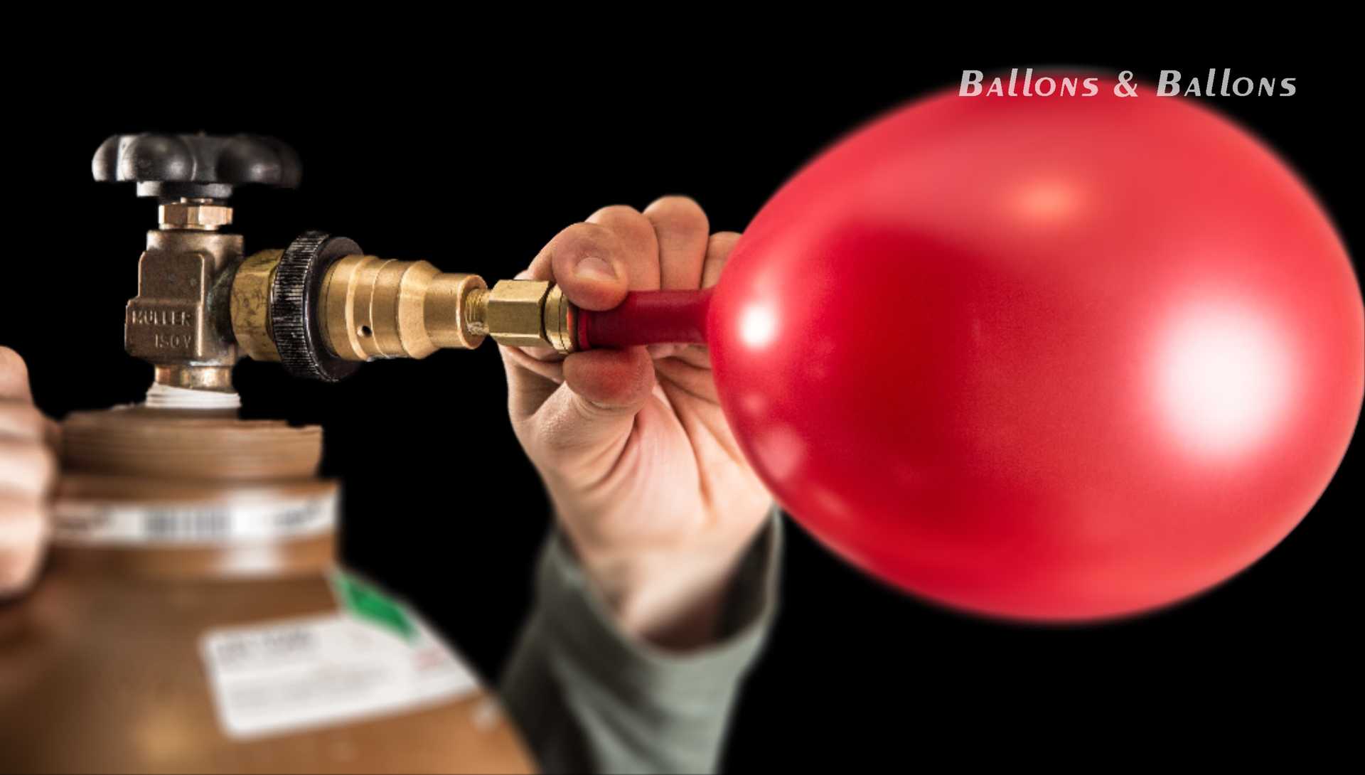 Eine Hand hält einen Ballon über eine Gasflasche in Wien.