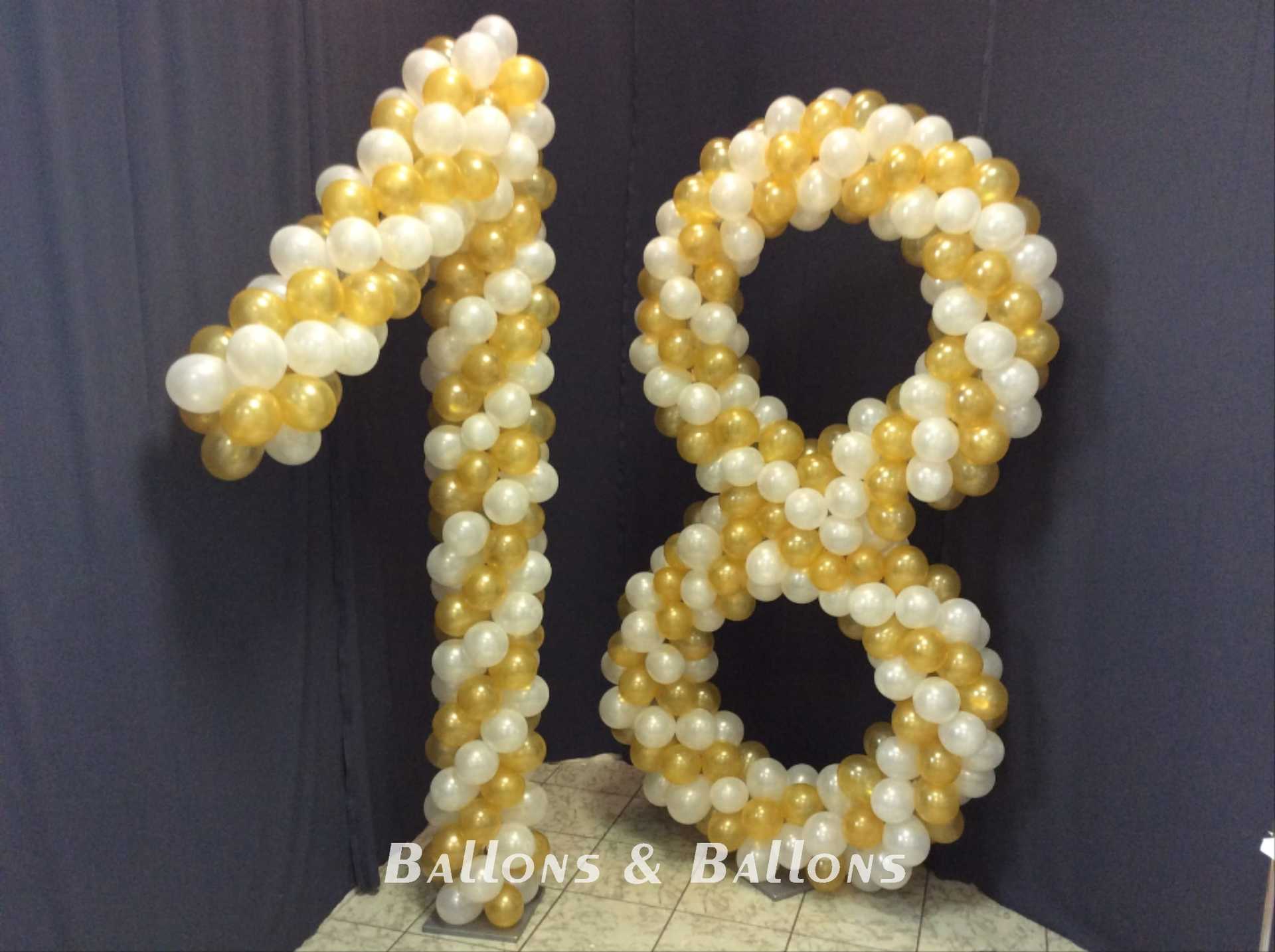 Eine weiße und goldene Ballonnummer.