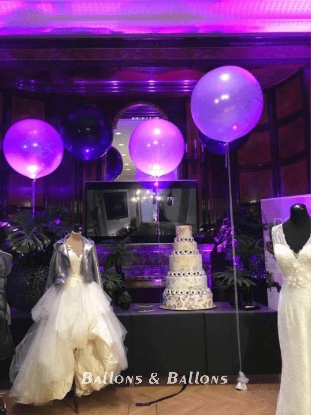 Ein Geschäft mit vielen Hochzeitskleidern an der Wand.