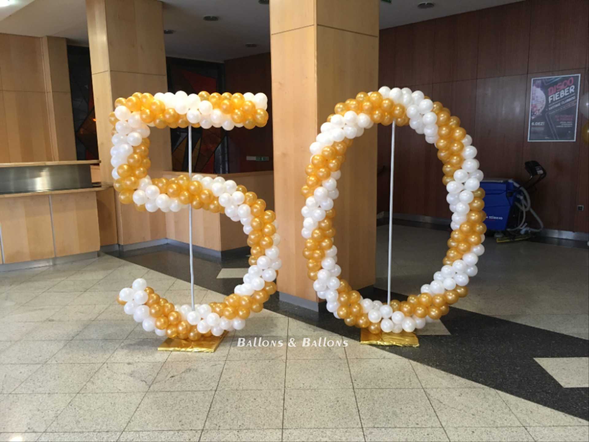 Zwei Ballons mit der Zahl 50 in einer Empfangshalle in Wien.