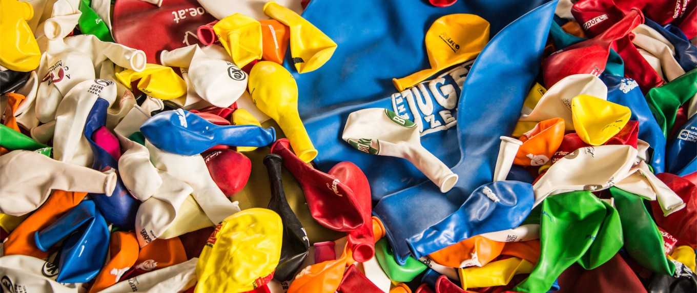 Viele Ballons in verschiedenen Farben in der Luft in Wien.