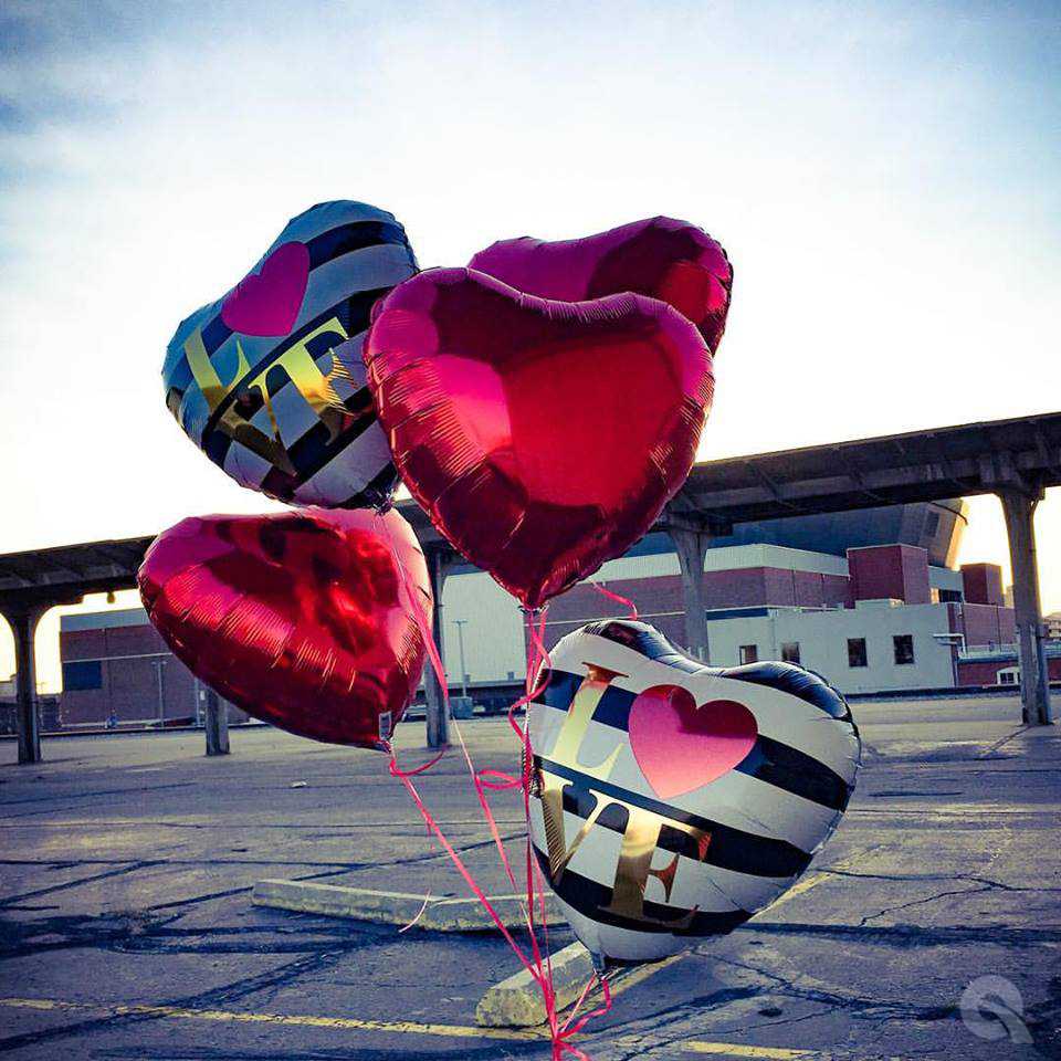 Ein Valentinstags-Ballonstrauß mit vier herzförmigen Ballons in Wien.