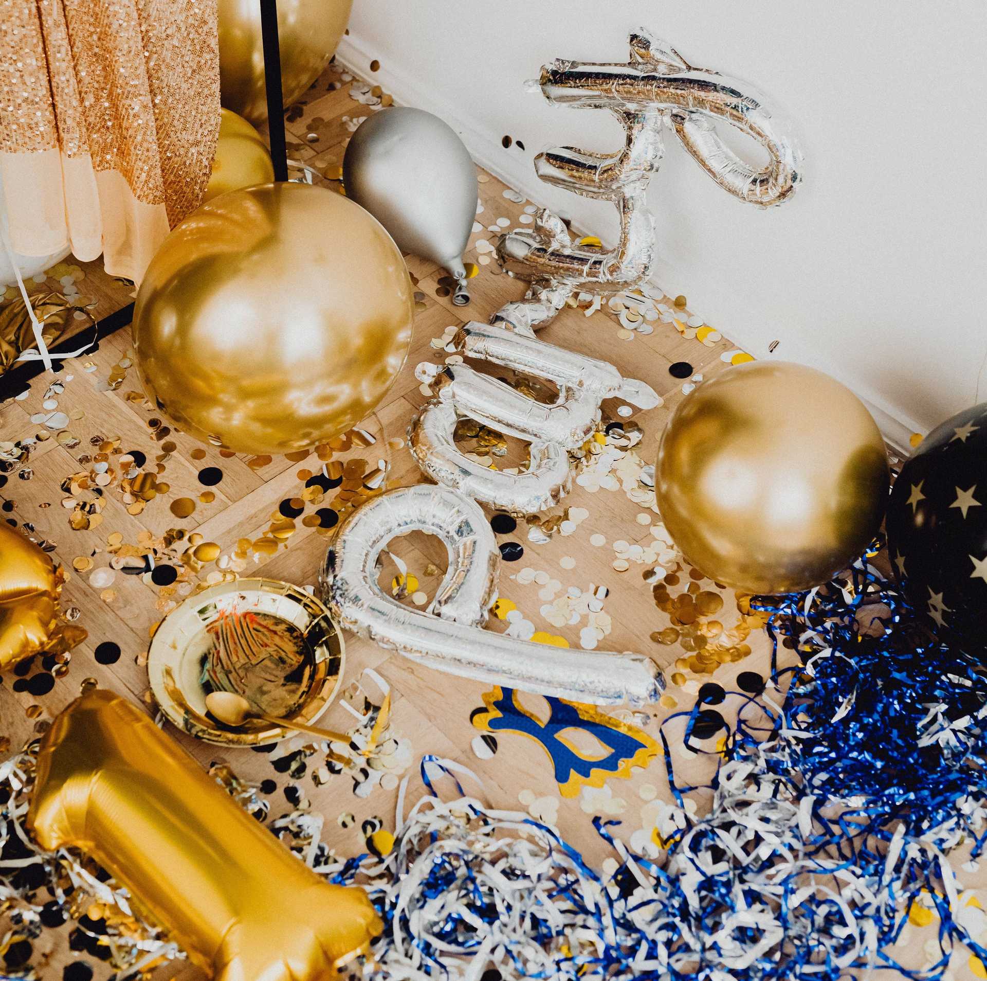 Ein Raum voller Dekorationen und Party-Zubehör in Wien