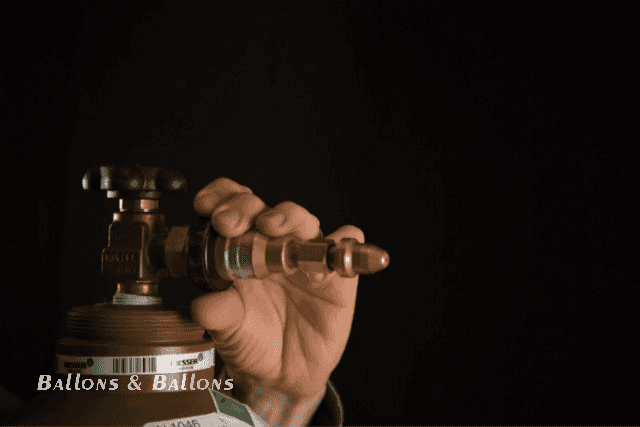 Eine Person hält ein Ventil an einem Objekt in Wien.