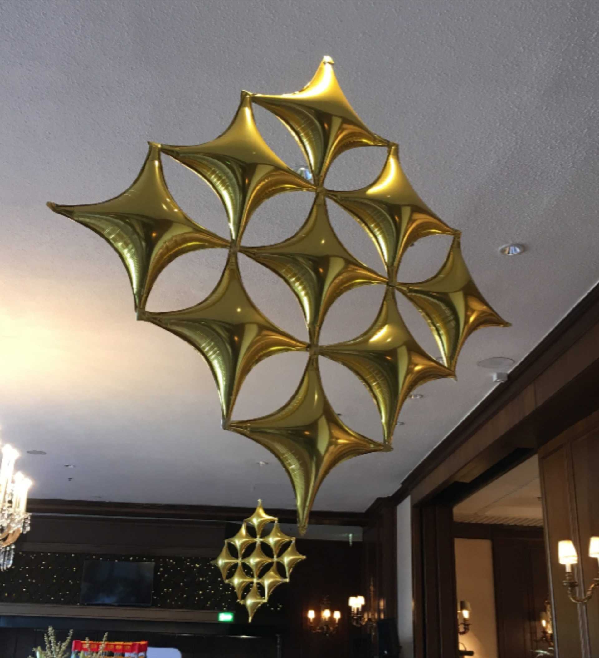 Große goldene Dekorationen an einer Wand in Wien.