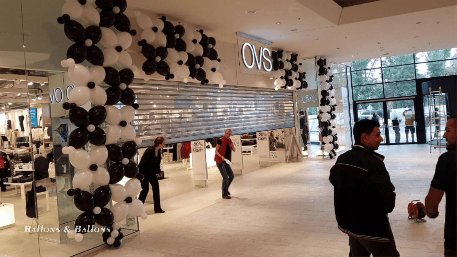 Menschen vor einem Geschäft in einem Einkaufszentrum in Wien.