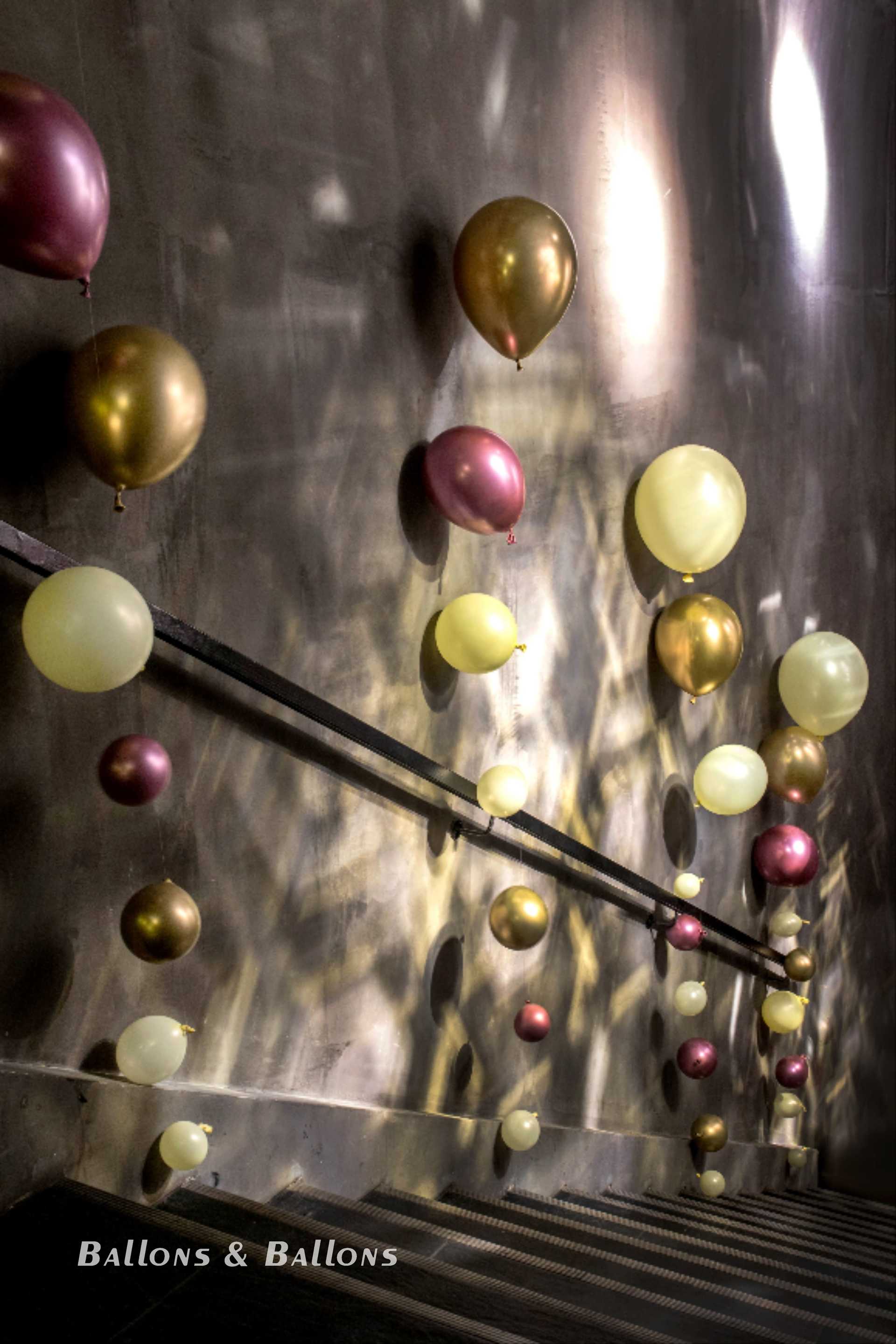 Eine Treppe mit Ballons und Blumen in Wien.