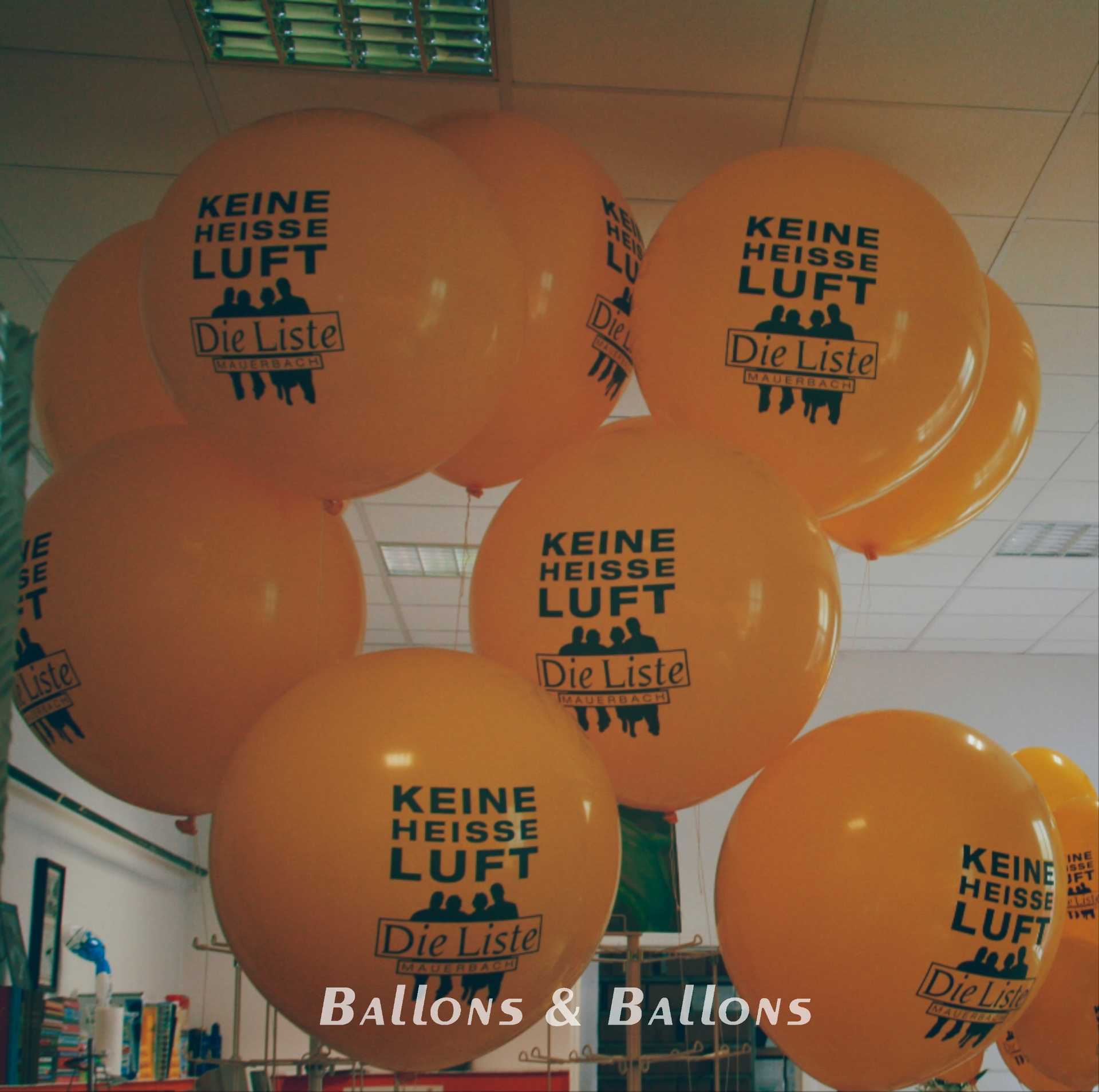 Viele gelbe und orange Ballons in einem Raum in Wien