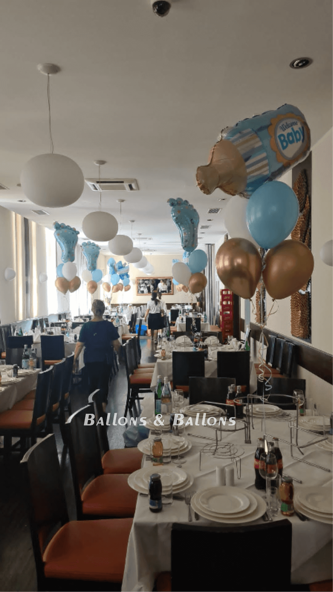 Ein dekorierter Speisesaal für eine Babyparty.