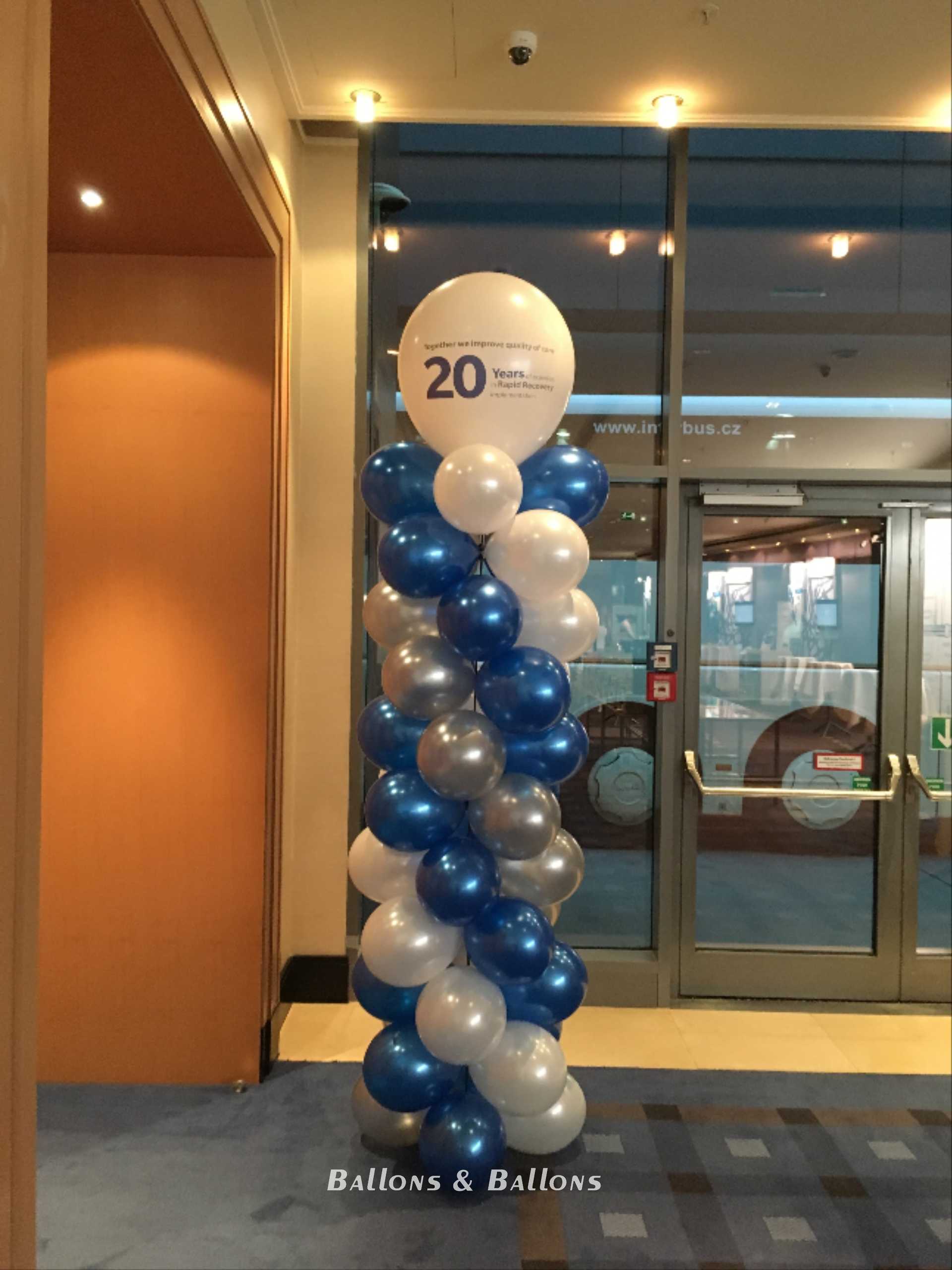 Ein großer Ballon hängt von der Decke in Wien