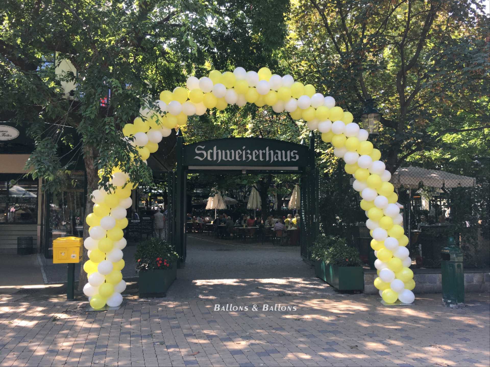 Ein Ballonbogen an einem Eingang in Wien