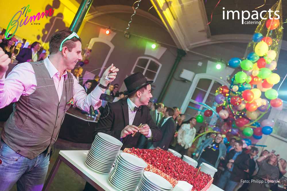 Zwei Männer mit Ballons im Hintergrund in Wien