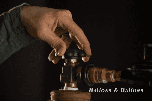 Eine Person benutzt eine Zange, um das Ventil an einer Wasserkappe zu öffnen in Wien.