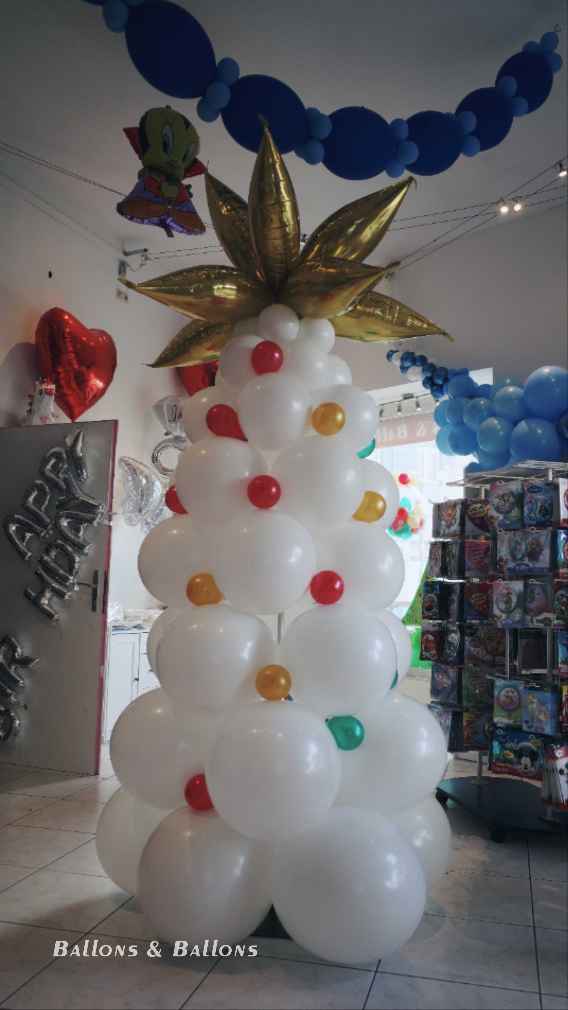 Ein großer weißer Ananasballon in Form eines Sterns in einem Raum in Wien.