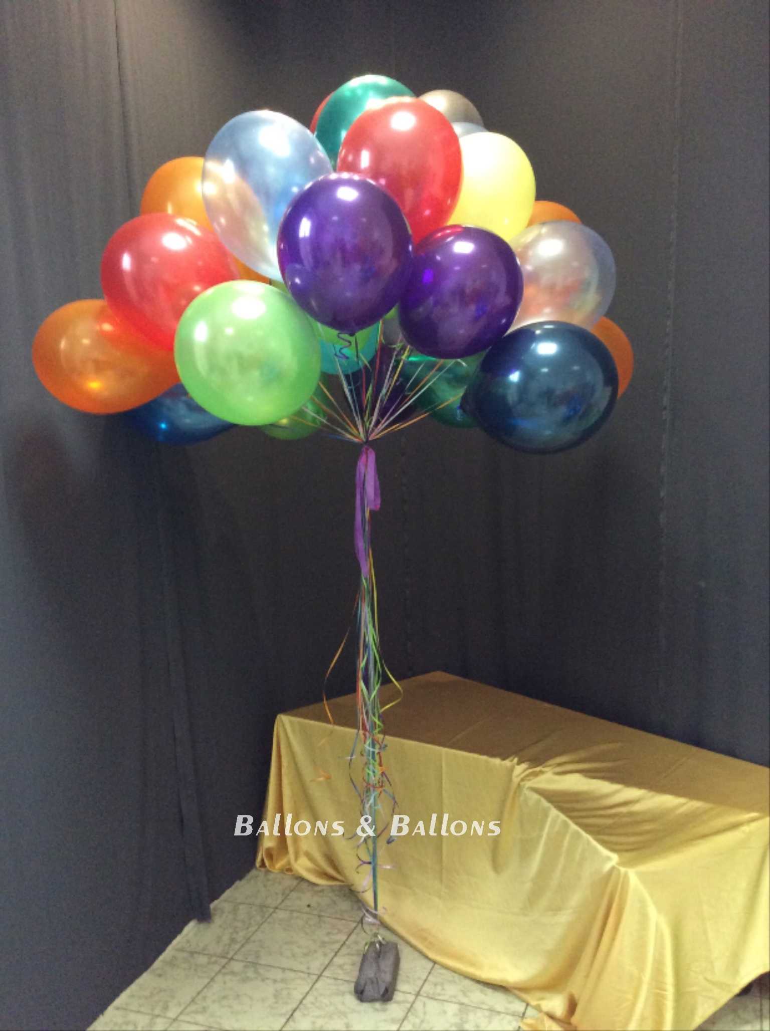 Eine Gruppe von Ballons und ein Tisch in Wien.