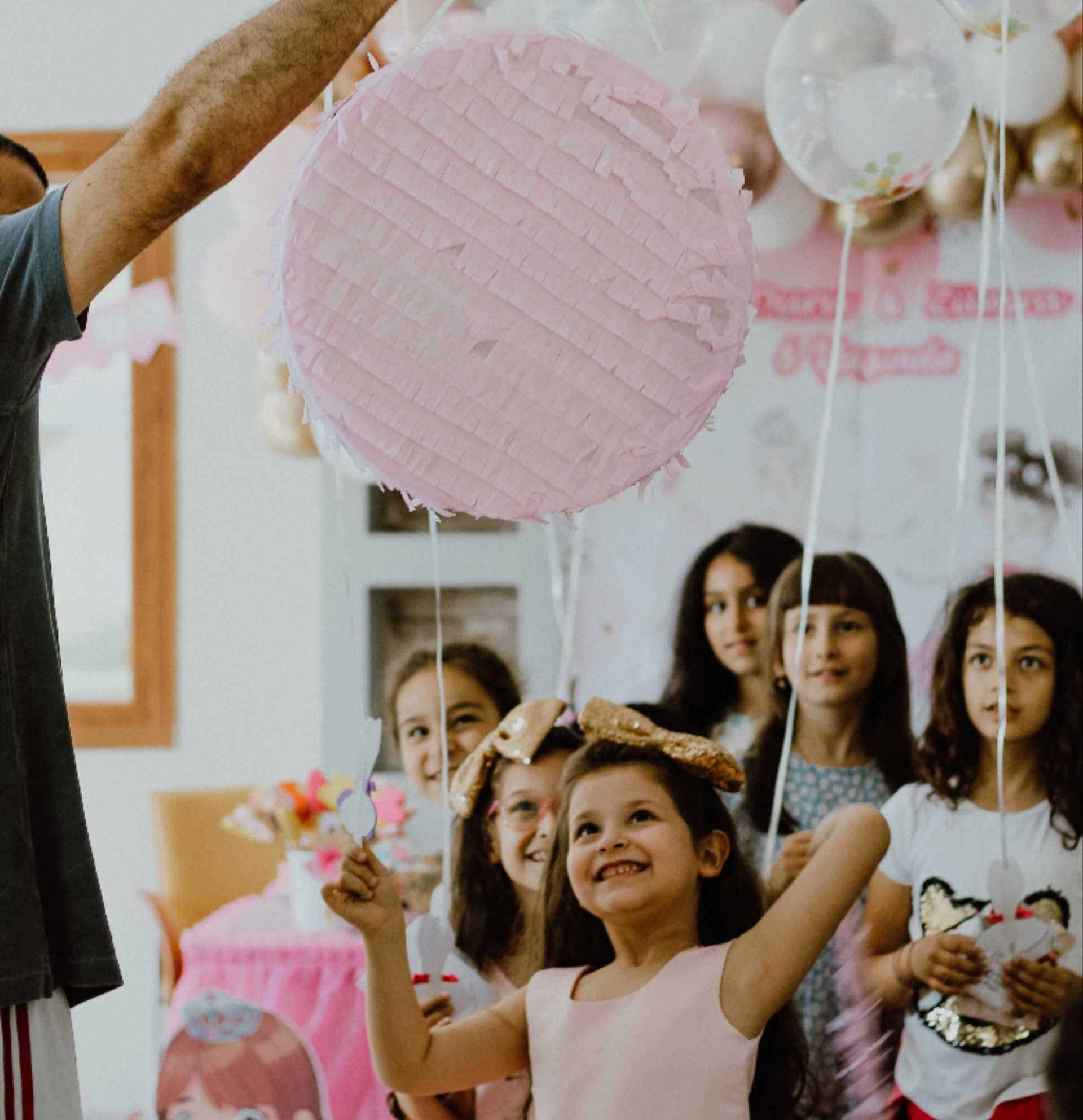 Eine Geburtstagsfeier mit Kindern und Gastgeber in Wien