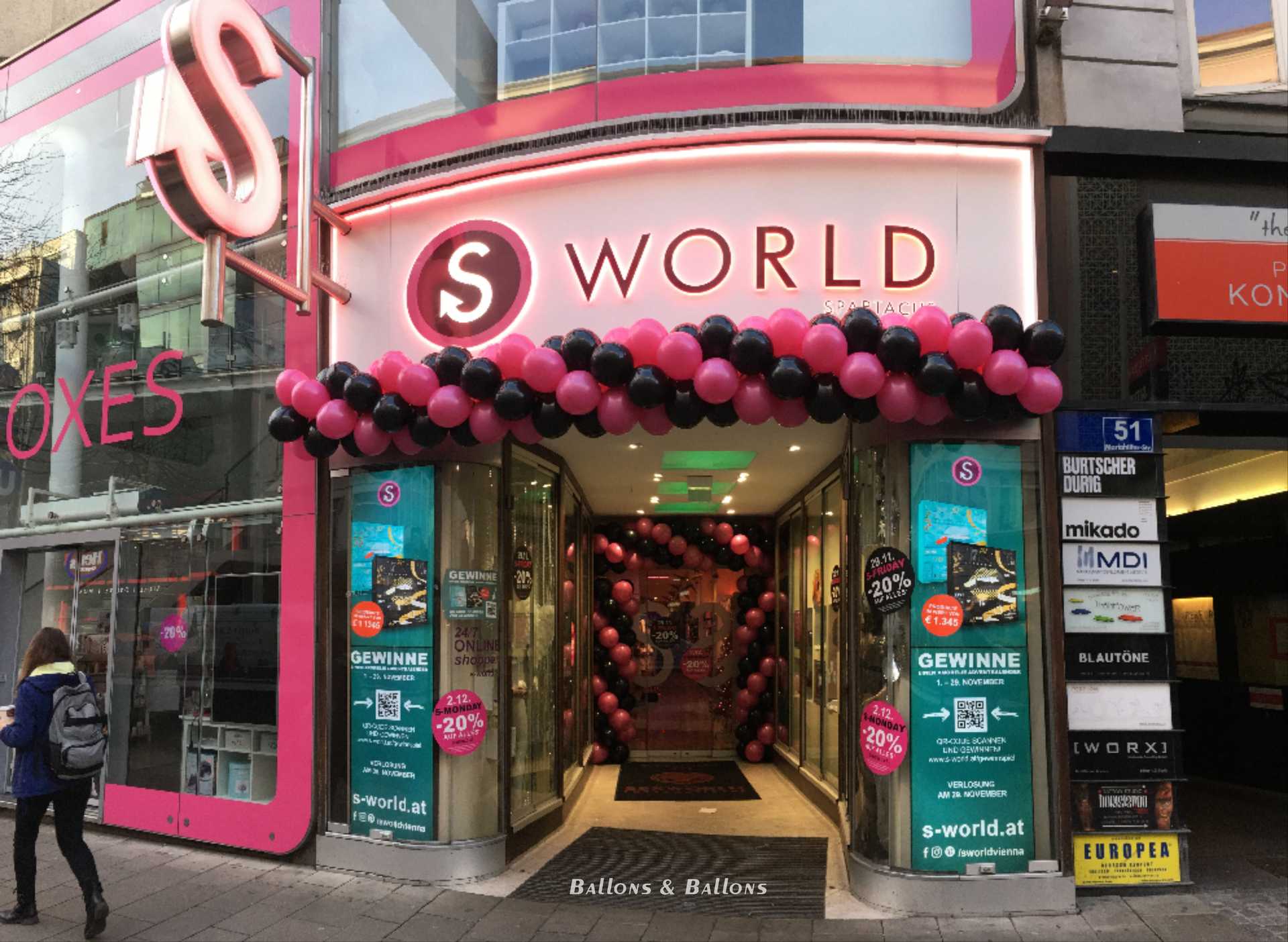 Ein rosa und lila Gebäude mit Ballons in Wien