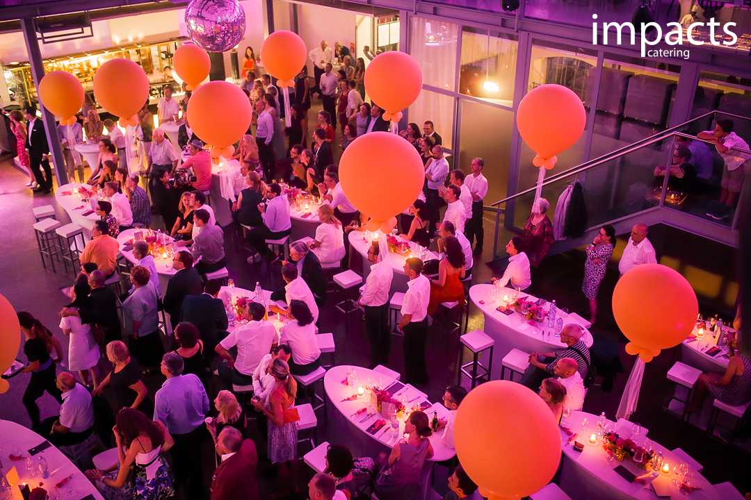 Ein großer Raum mit Tischen und Ballons in Wien.