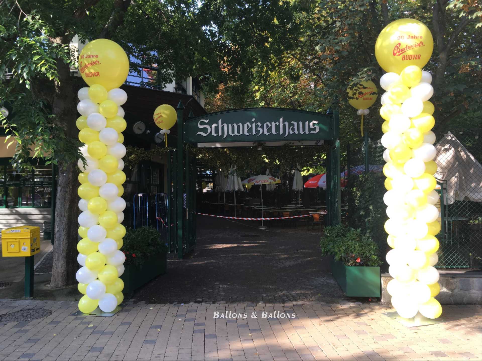 Ein großer Ballonbogen für einen deutschen Eingang in Wien