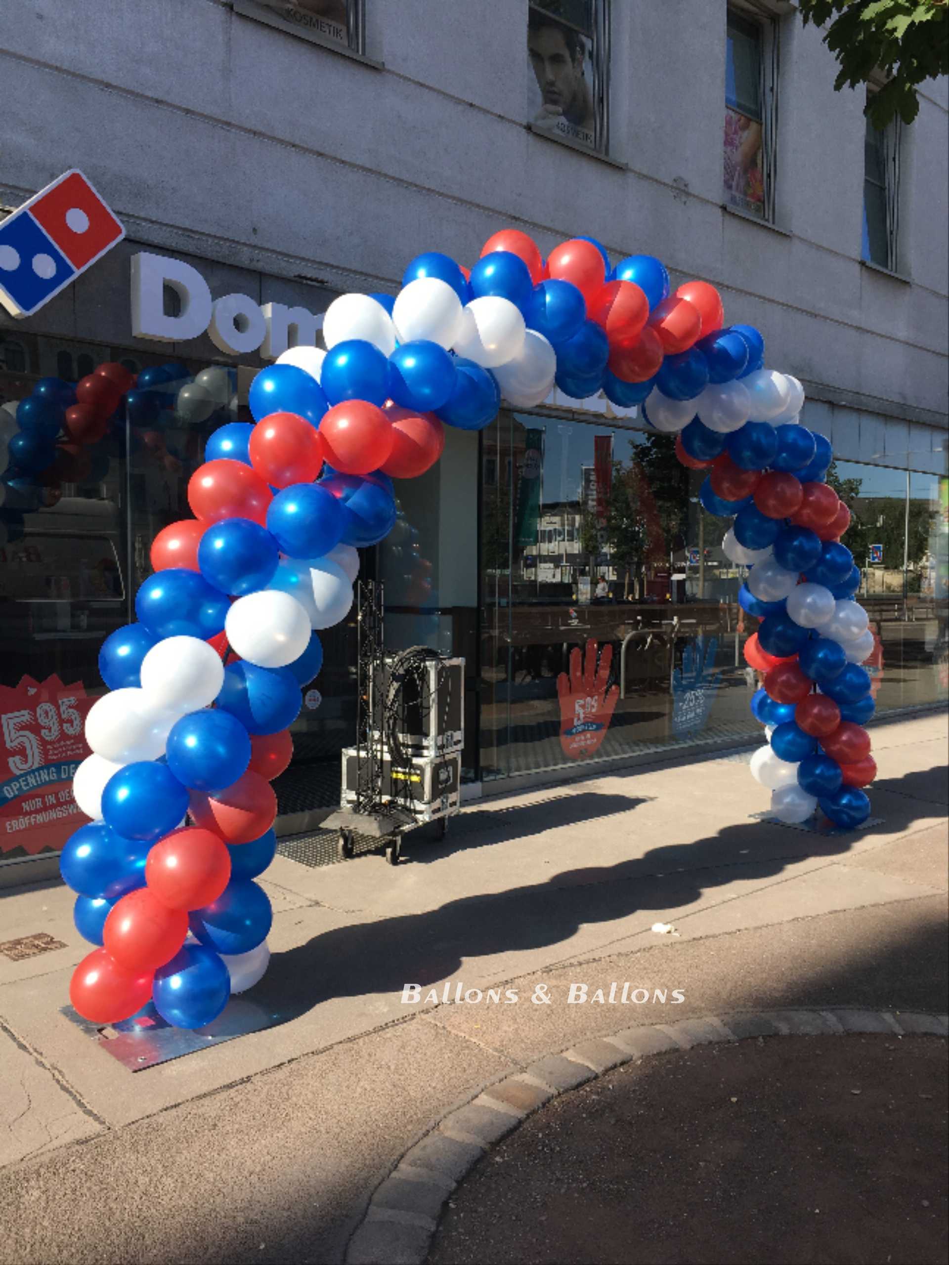 Ein Ballonbogen vor einer Dominos Pizza-Filiale in Wien