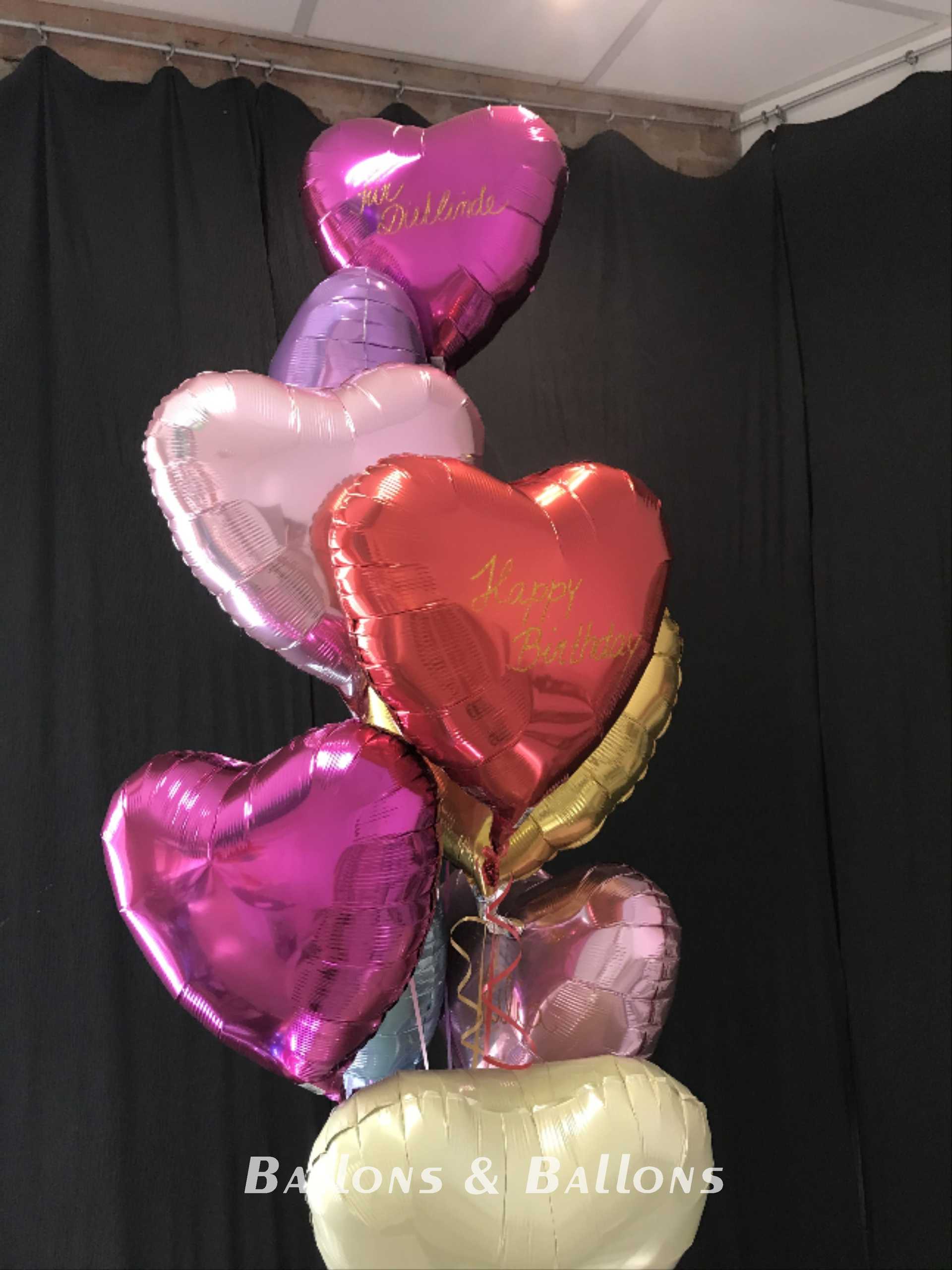 Viele herzförmige Ballons in verschiedenen Farben und Größen in Wien