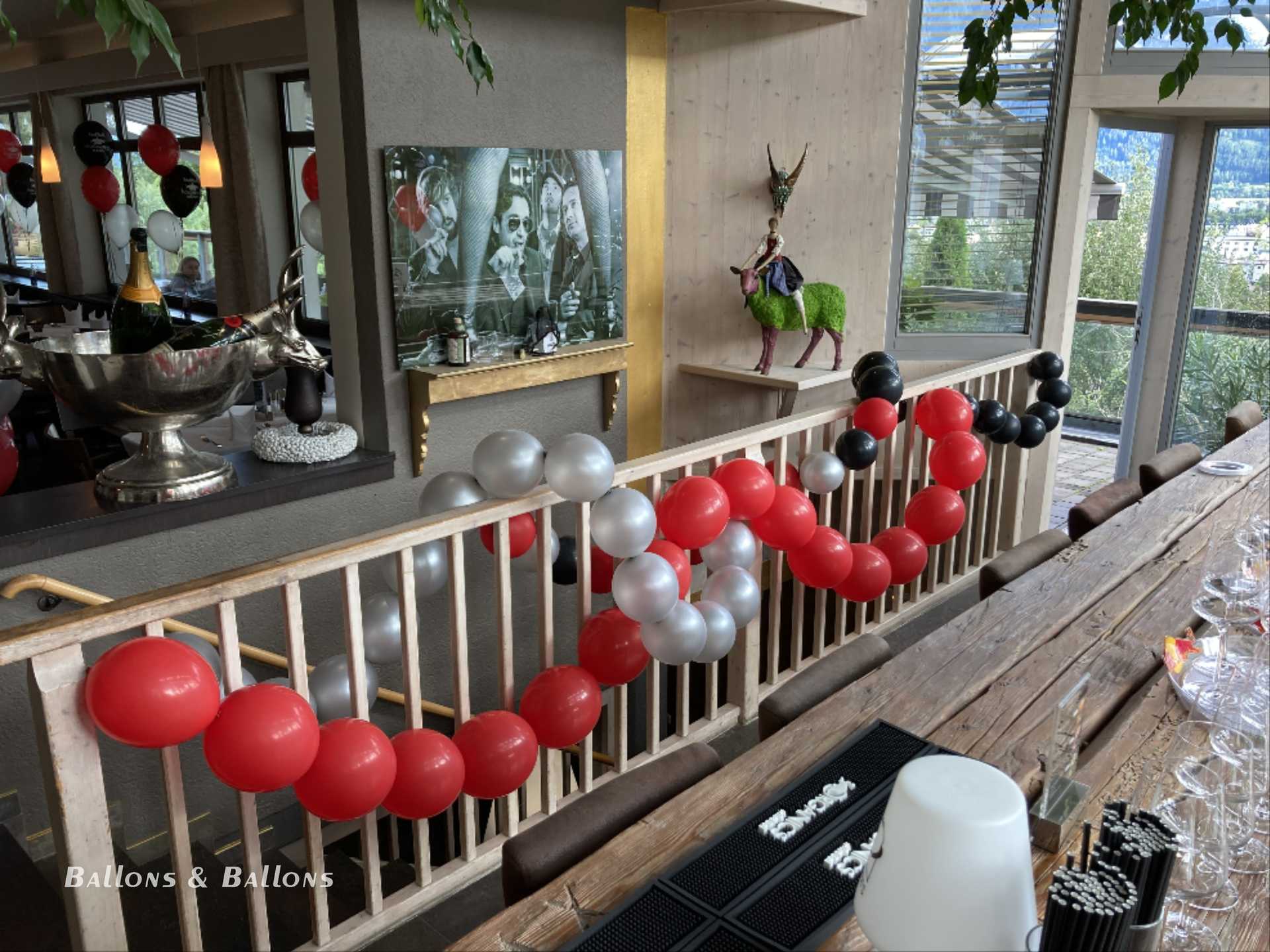 Ballons, die über einer Bar mit Weinflaschen hängen, in Wien.