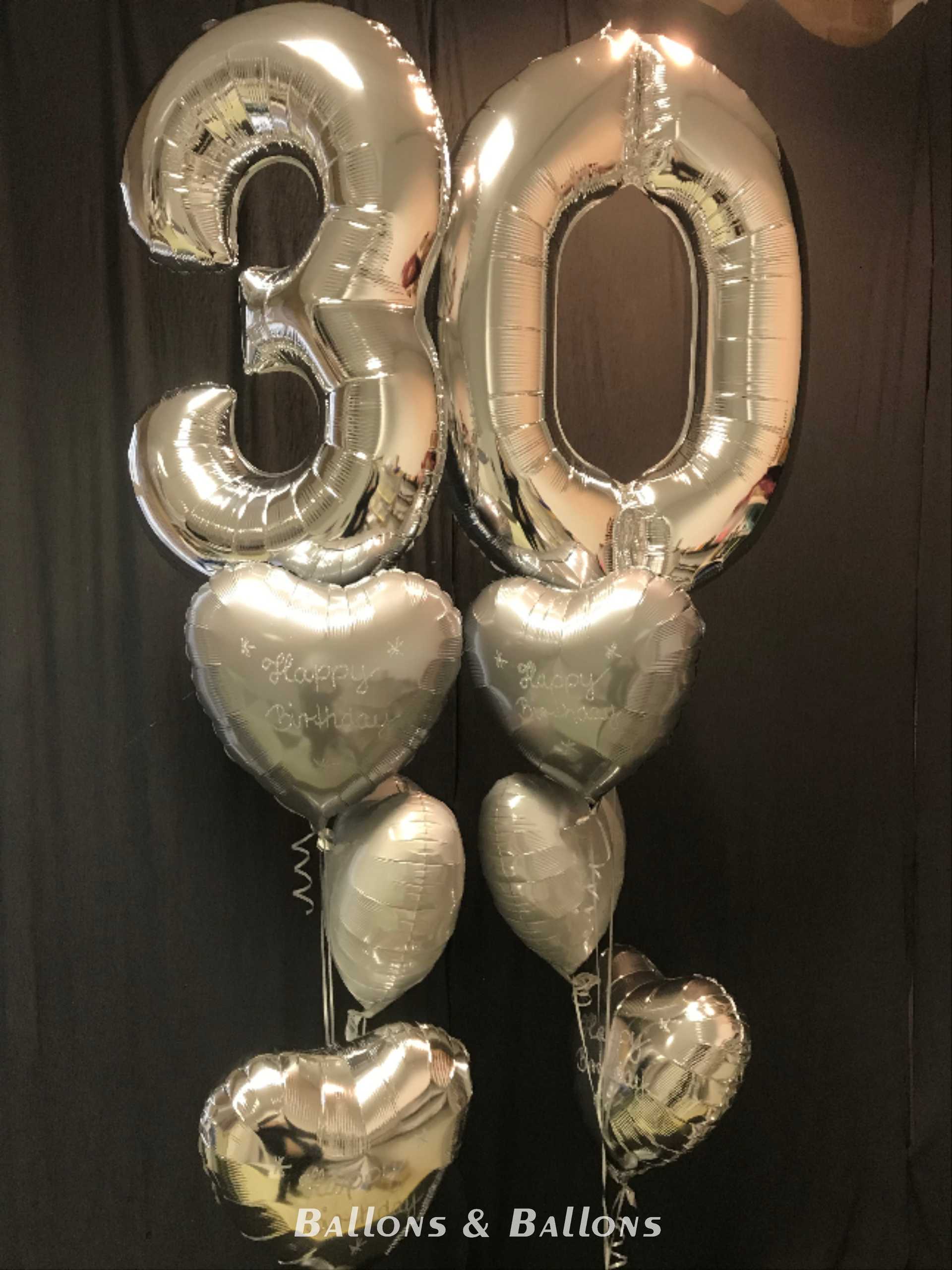 Ein paar Ballons mit der Zahl 30 in Wien
