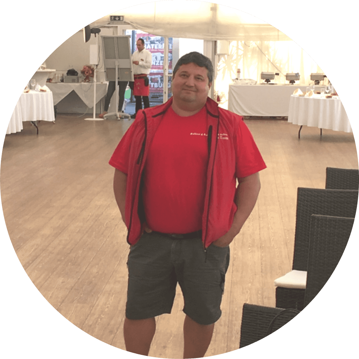 Mann steht vor Kamera in rotem Hemd in Wien