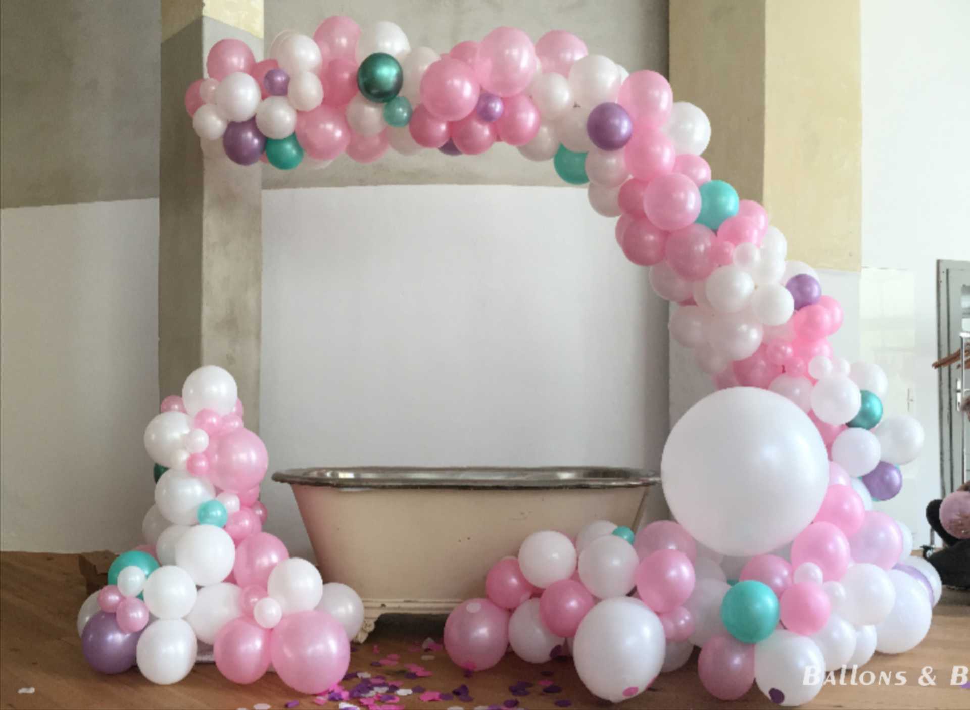 Eine Badewanne inmitten von Ballons in einem Raum