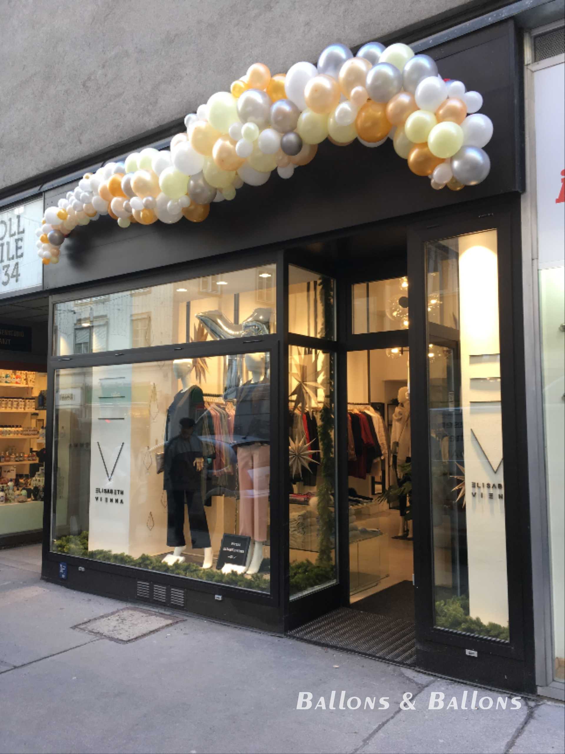 Ein Schuhgeschäft ist mit weißen Ballons bedeckt