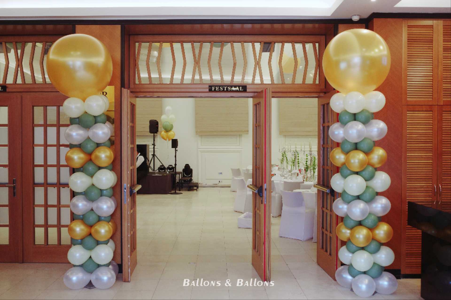 Einige Ballons neben einer Tür in Wien